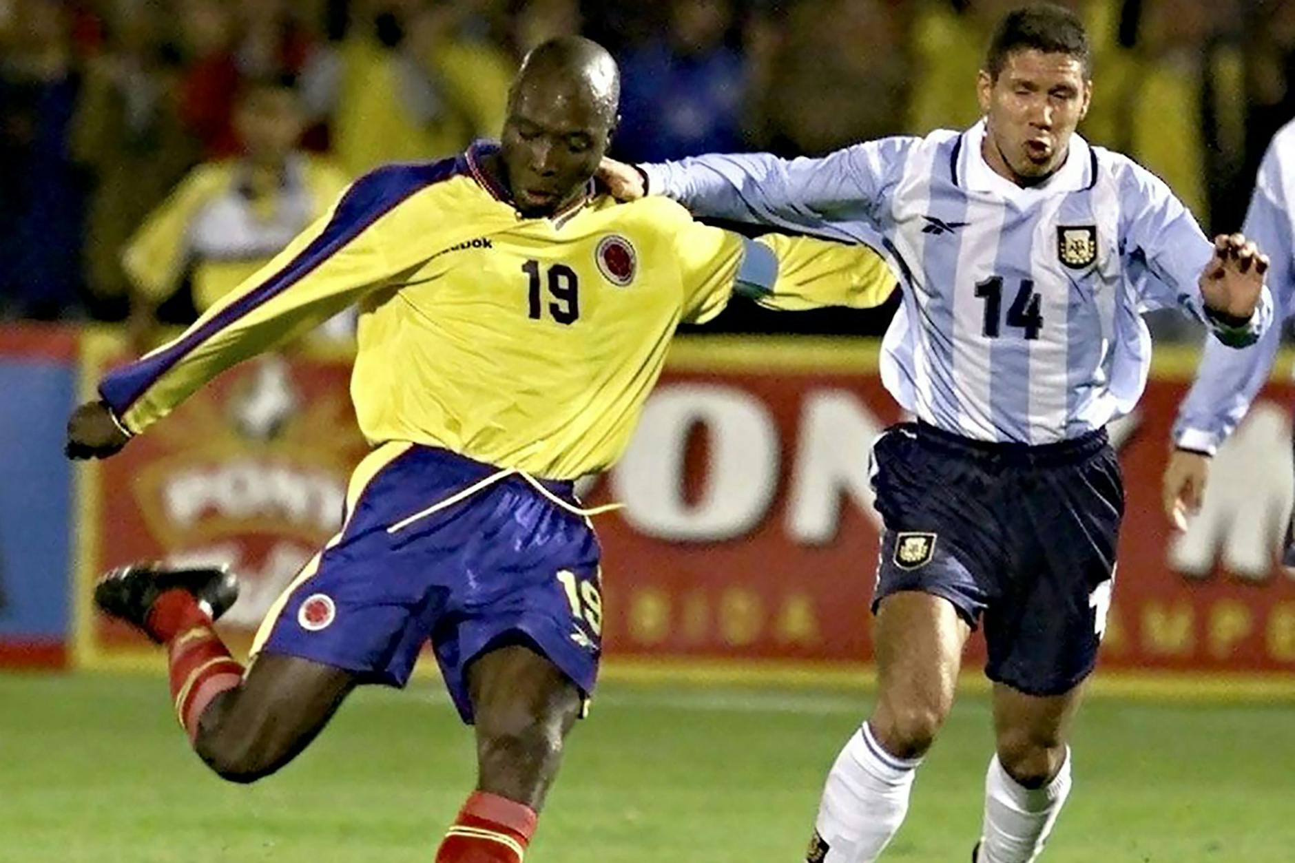 Rincón vor 20 Jahren im Laufduell mit Argentiniens Diego Simeone.