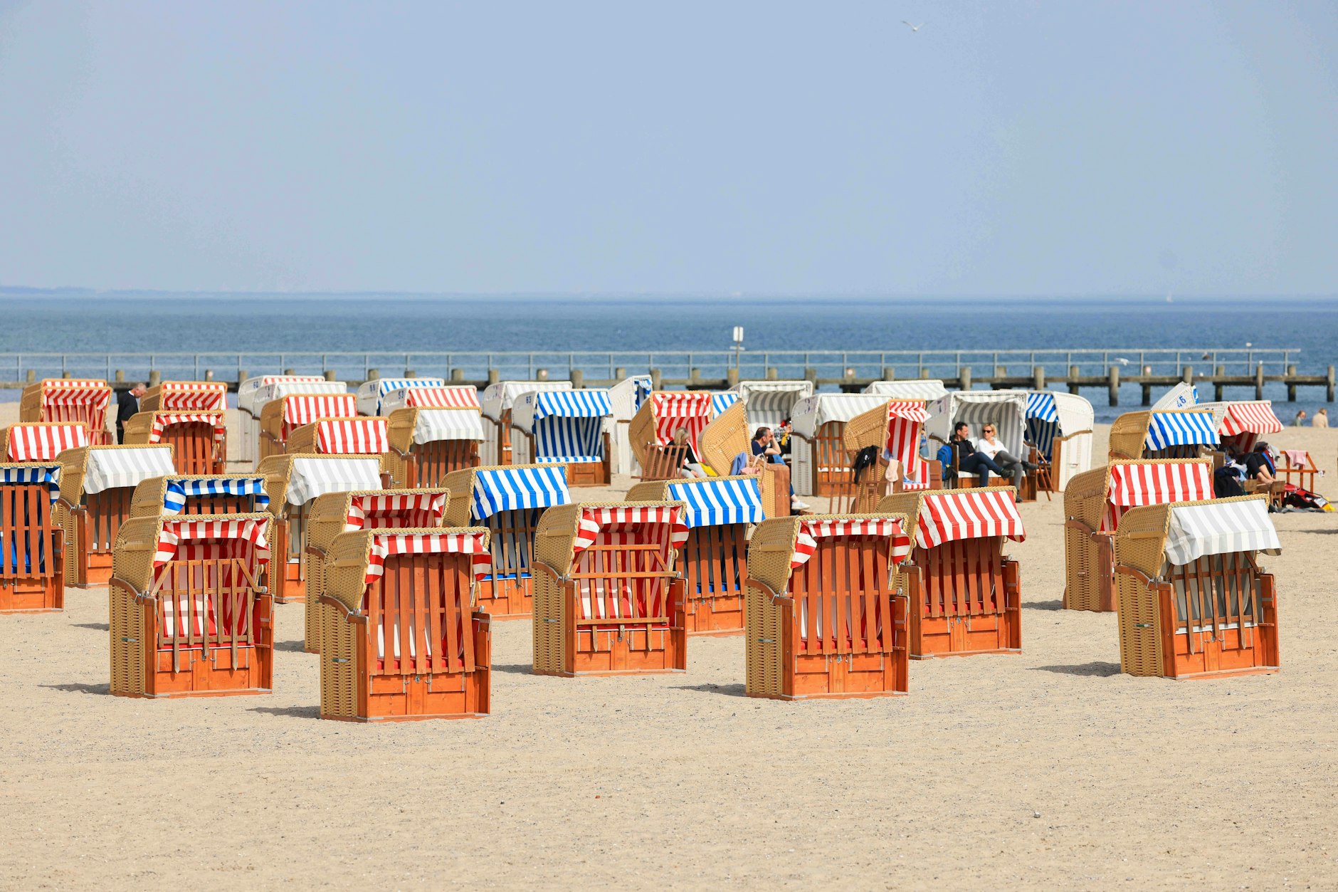 Die Strandkörbe stehen bereit: Zu Ostern erwartet die Tourismusbranche an der Ostsee eine Auslastung von 75 Prozent. Viele Corona-Regeln wurde jetzt aufgehoben.