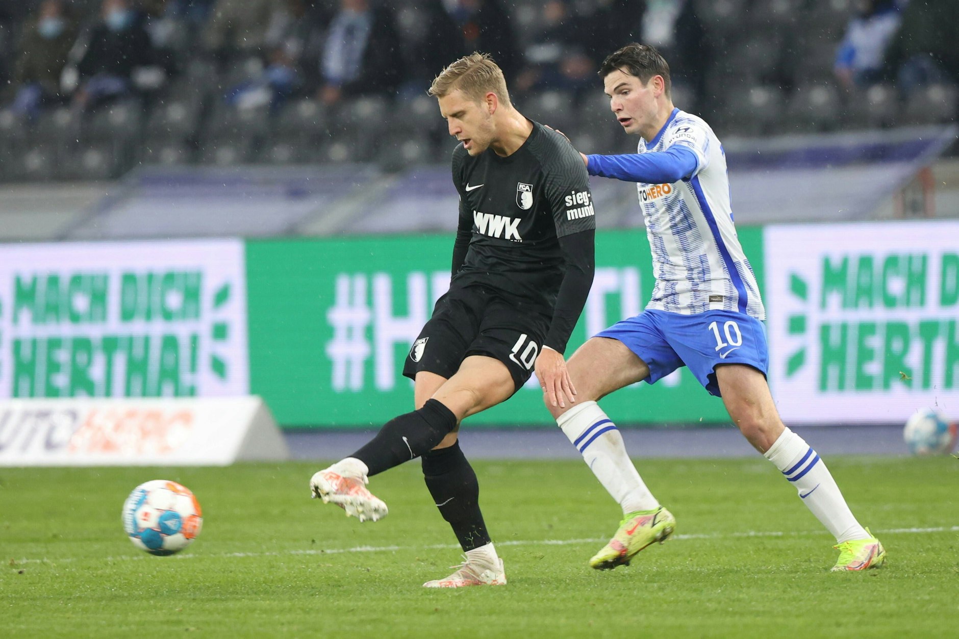 Arne Maier (l.) im Duell mit Herthas Jurgen Ekkelenkamp. Im Hinspiel im November holte Maier mit Augsburg durch ein 1:1 einen Punkt aus dem Olympiastadion.