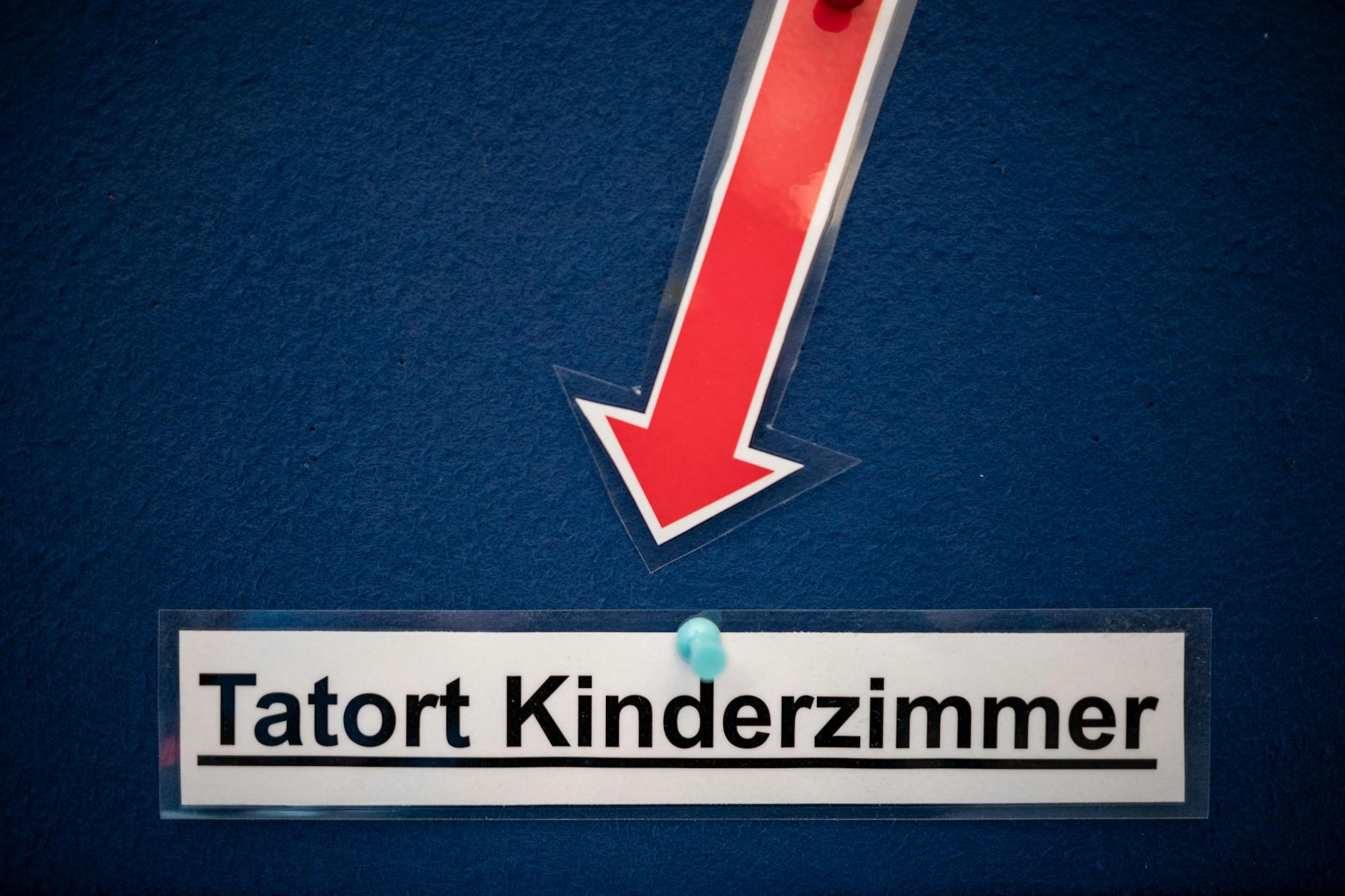 Auf einem Pinnbrett wird der aktuelle Ermittlungsstand der Ermittlungsgruppe „Hieronymus“ gezeigt, auf einem Blatt steht „Tatort Kinderzimmer“. Eine Frau steht im Tatverdacht, ihre beiden leiblichen Kinder, damals zwei und 19 Monate alt, in den Jahren 2011 und 2012 vorsätzlich getötet zu haben.