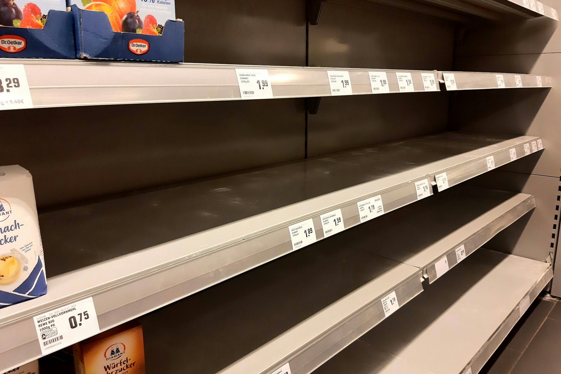 Einkauf in einem Supermarkt zu Zeiten von Corona und Krieg in der Ukraine – da wurde manches Regal durch die Hamsterer leer geräumt.