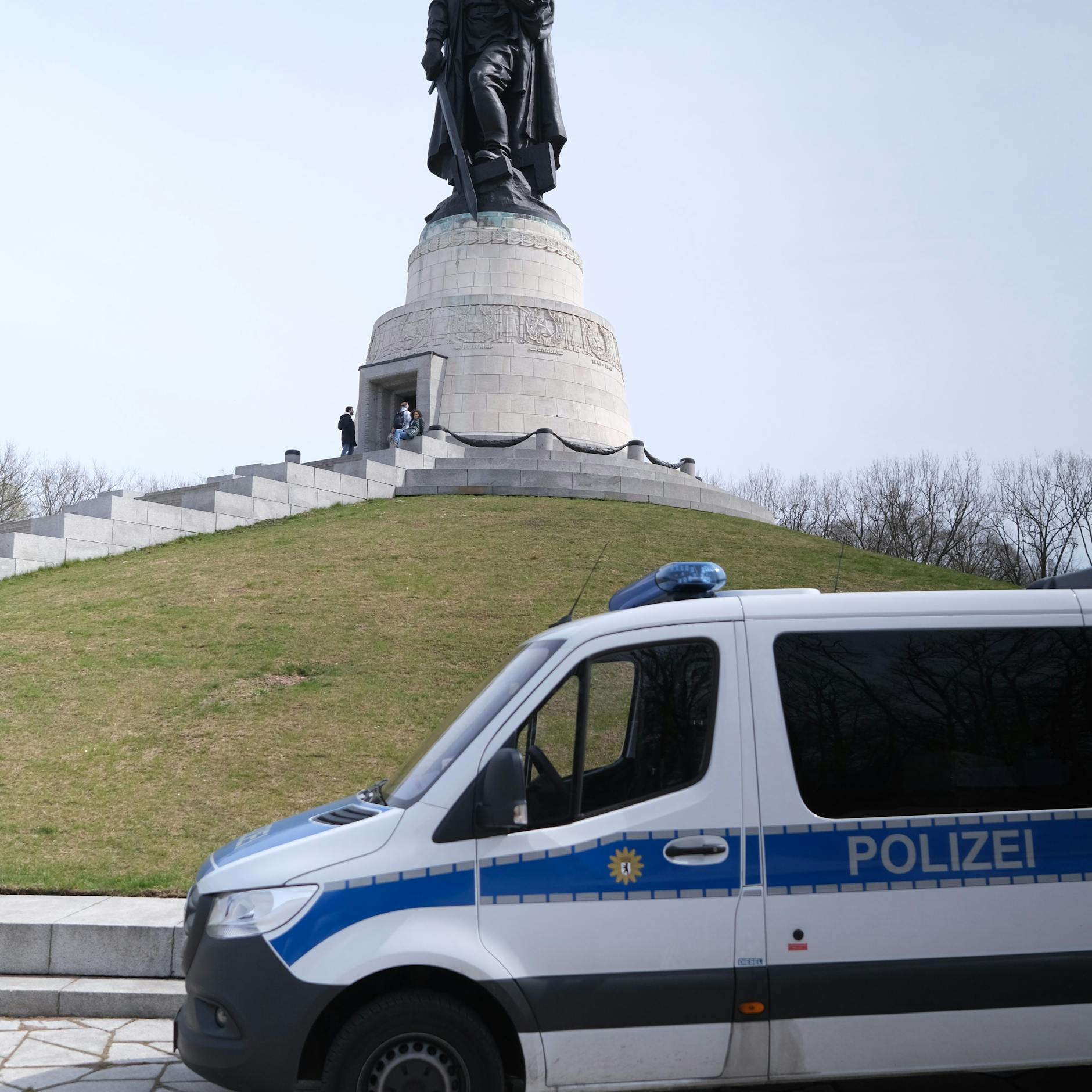 Polizeischutz am Sowjetischen Ehrenmal in Treptow