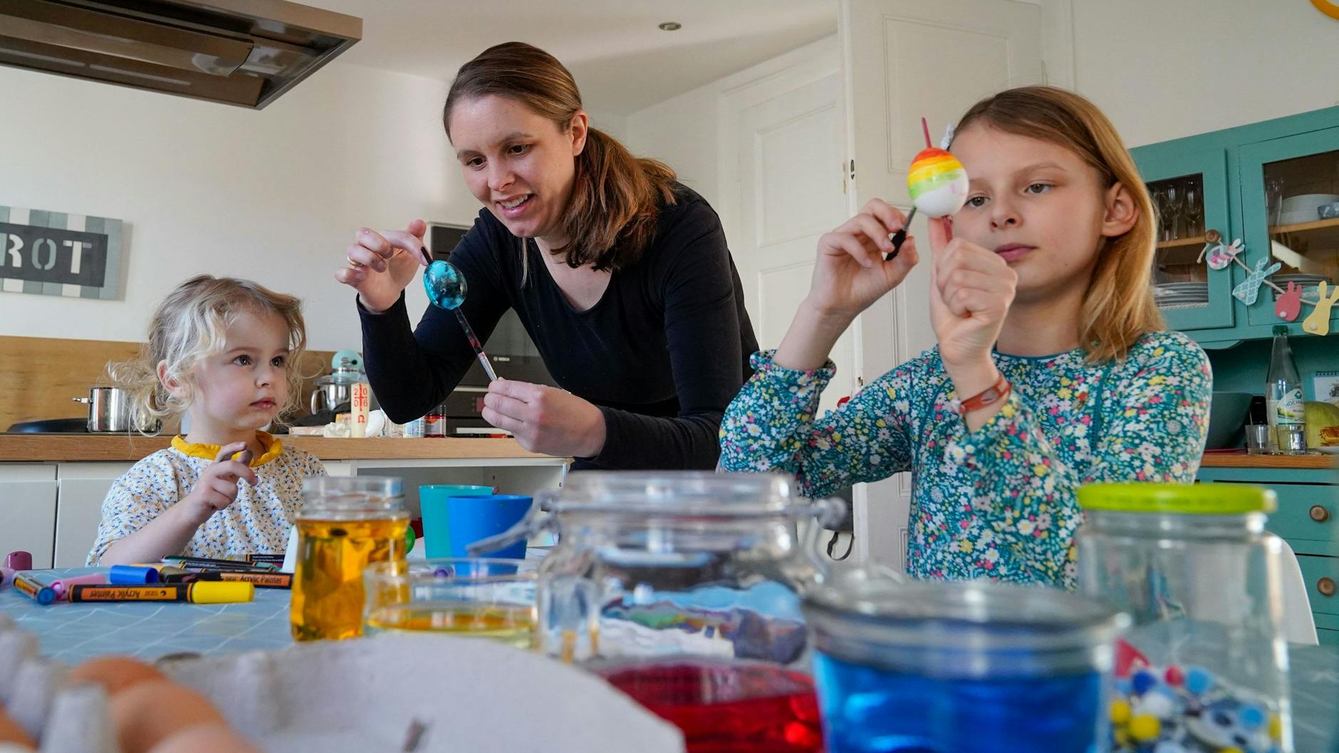 Das gehört zu Ostern einfach dazu: Ostereier selber bemalen oder färben.