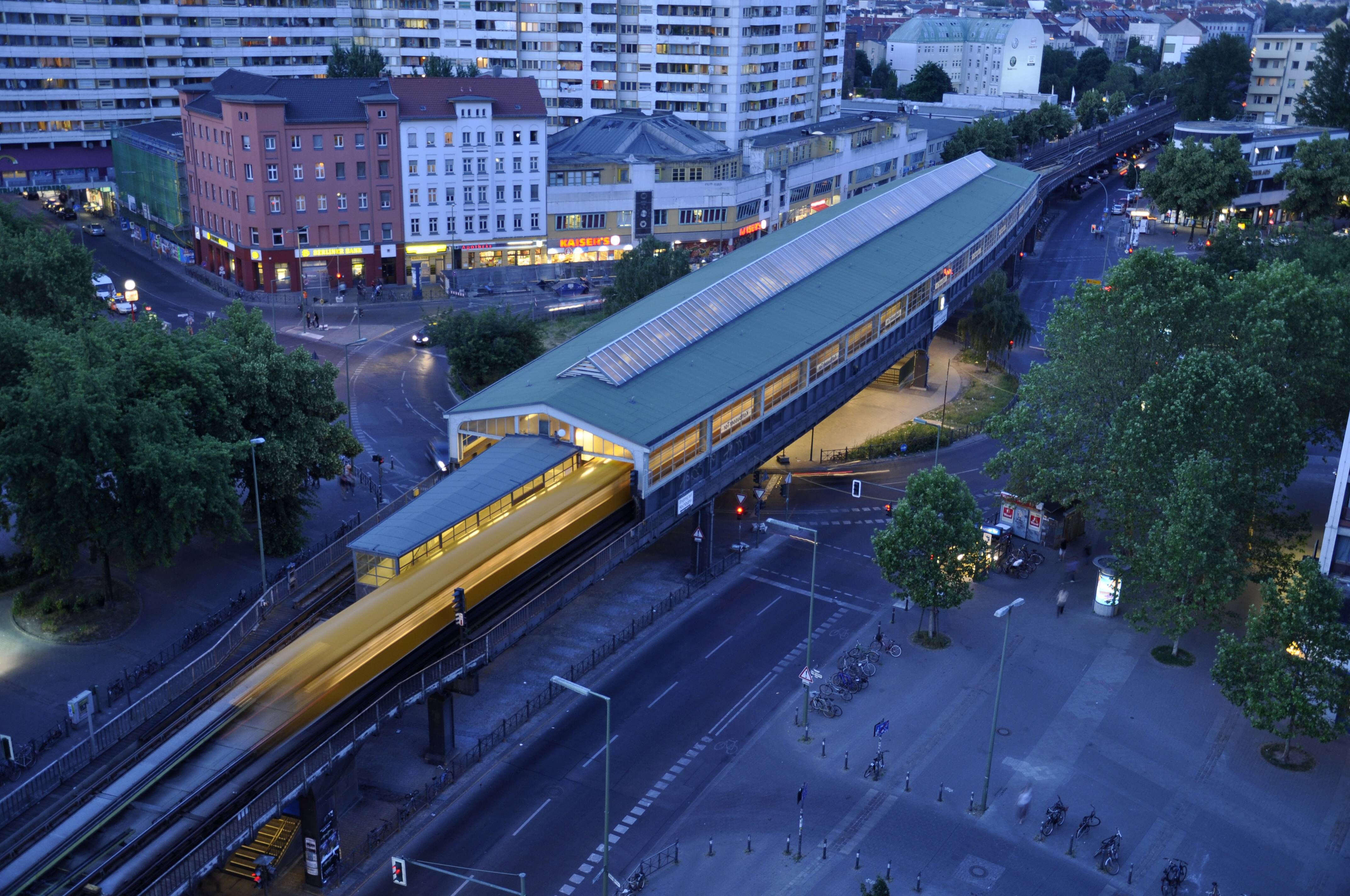 Geplante Polizeiwache am Kottbusser Tor in Berlin: Nicht nur der Anwohnerfrust explodiert, sondern auch die Kosten!