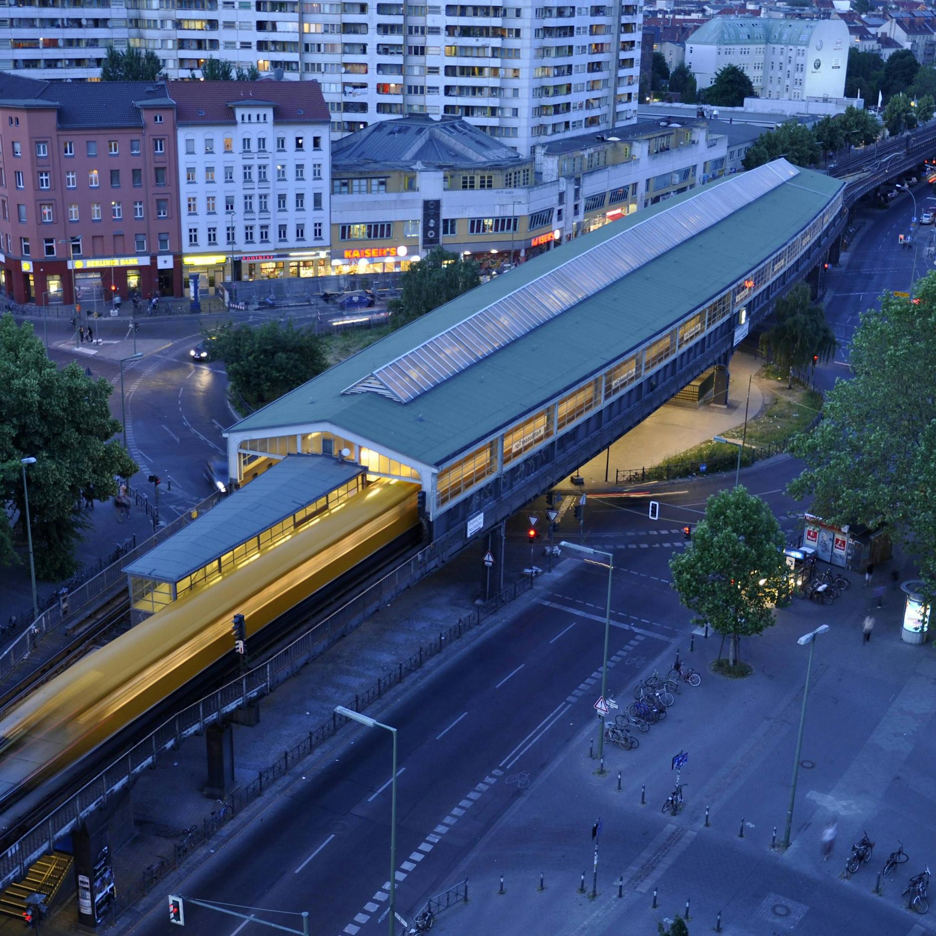 Geplante Polizeiwache am Kottbusser Tor in Berlin: Nicht nur der Anwohnerfrust explodiert, sondern auch die Kosten!