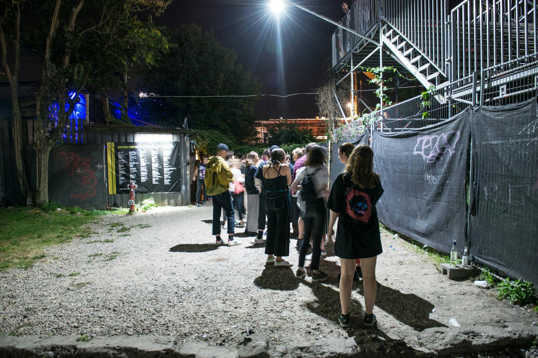 Wer muss draußen bleiben? Schlange vor dem Suicide Circus in Berlin