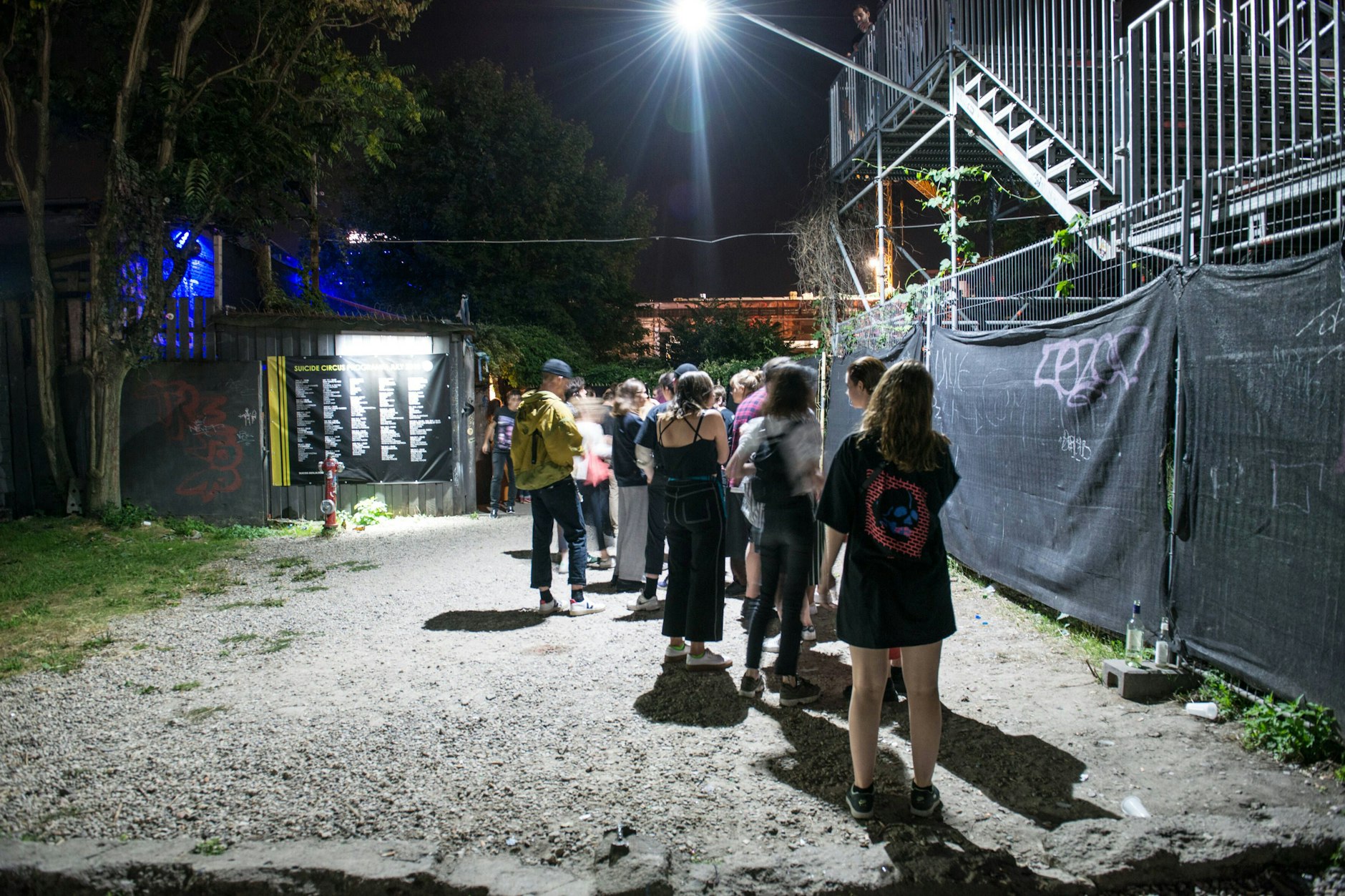 Wer muss draußen bleiben? Schlange vor dem Suicide Circus in Berlin