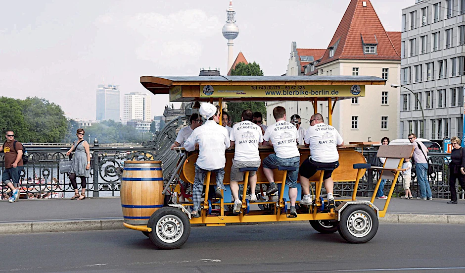 Es ist wieder soweit: Nach der Pandemie hat Berlin zügig zu seiner Art von Billigtourismus zurückgefunden. Dieses Bild von 2011 ist somit irgendwie immer noch gültig.