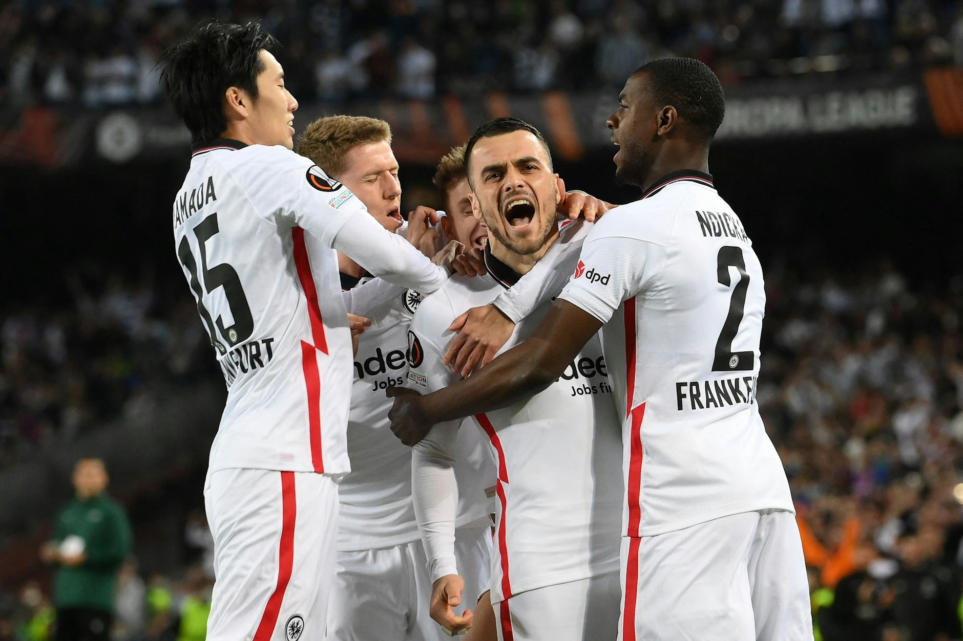 Eintracht Frankfurts Filip Kostic jubelt. Er traf gleich zweimal beim Rückspiel in Barcelona.
