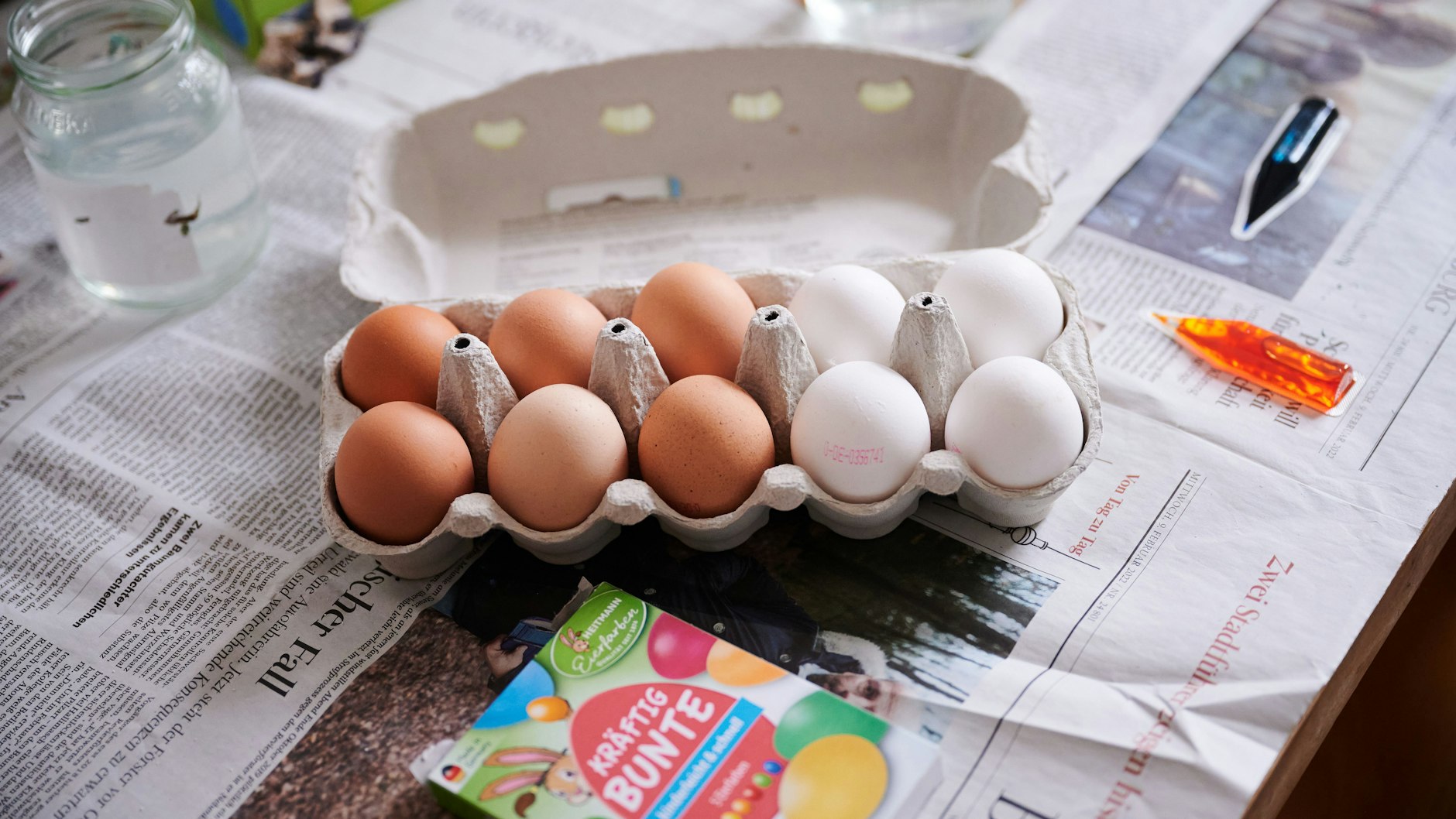 Besonders gut lassen sich weiße Eier färben.