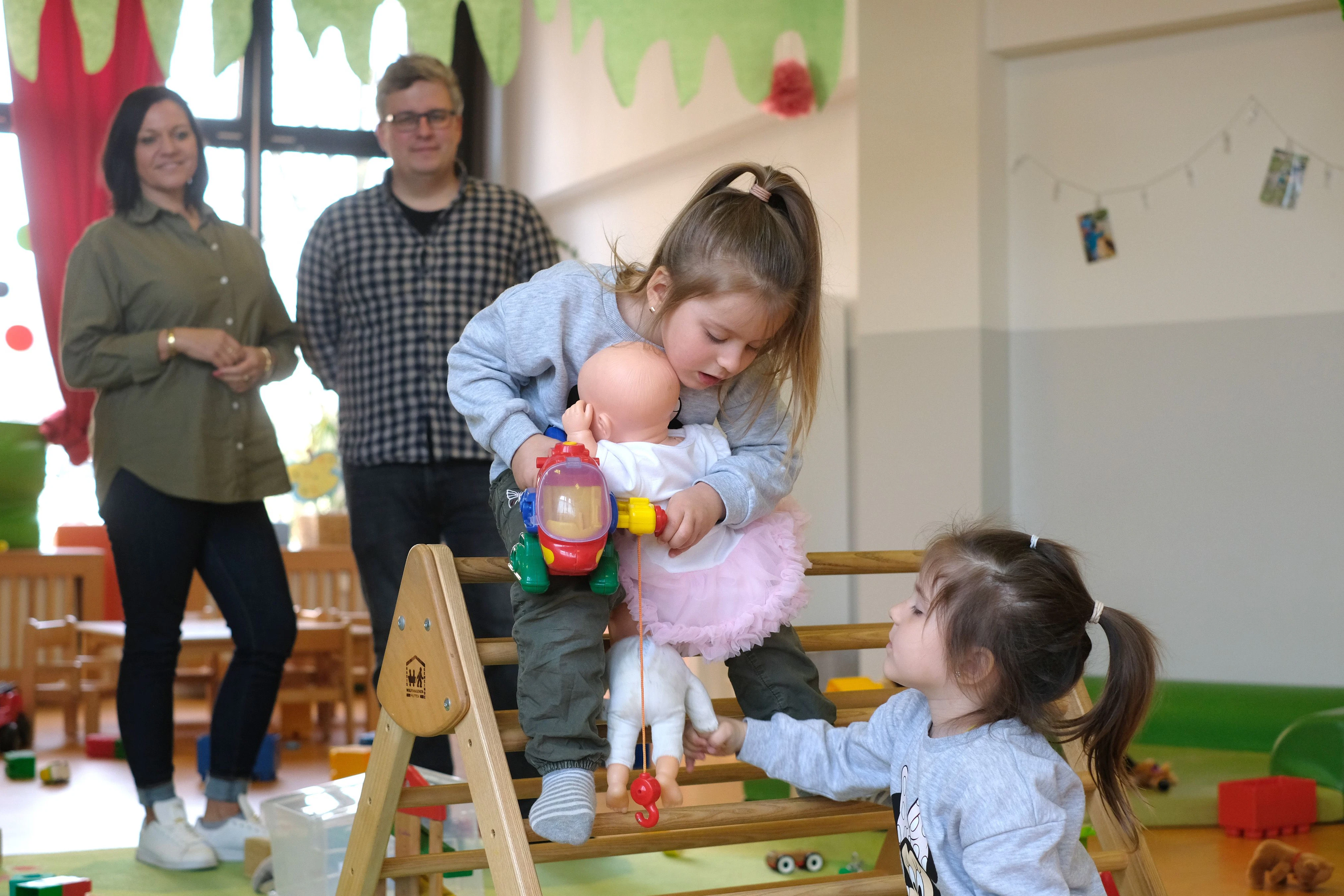 Die Zwillinge Victoria und Veronica aus Kiew hatten in Pankow Glück. Im Hintergrund: Kita-Leiterin Steffi Vocks und Teamleiter Krippenbereich Jonas Wieczisk.
