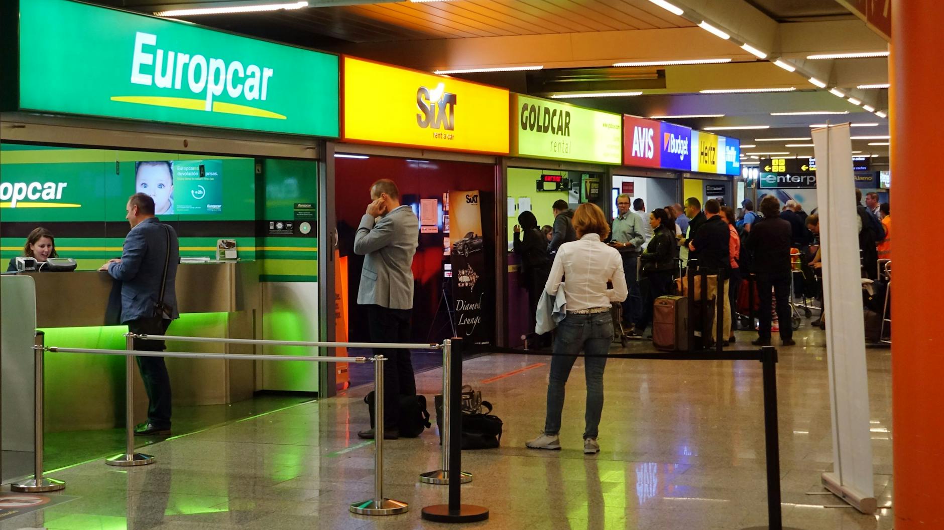 Kunden warten vor den Büros von Autovermietungen in Palma de Mallorca.