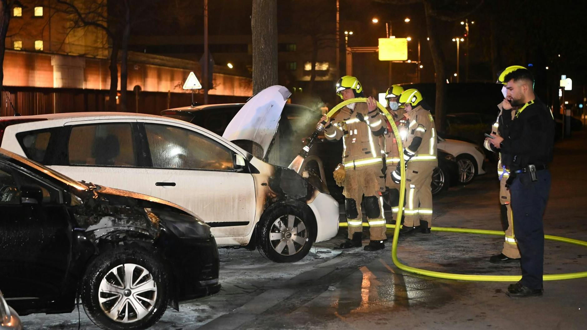 Feuerwehrleute löschen den Brand in Moabit.
