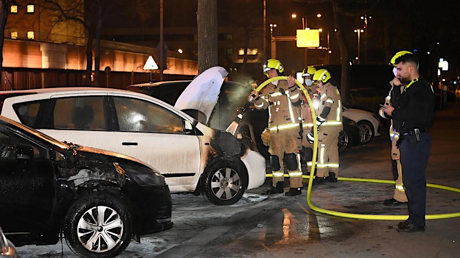 Feuerwehrleute löschen den Brand in Moabit.