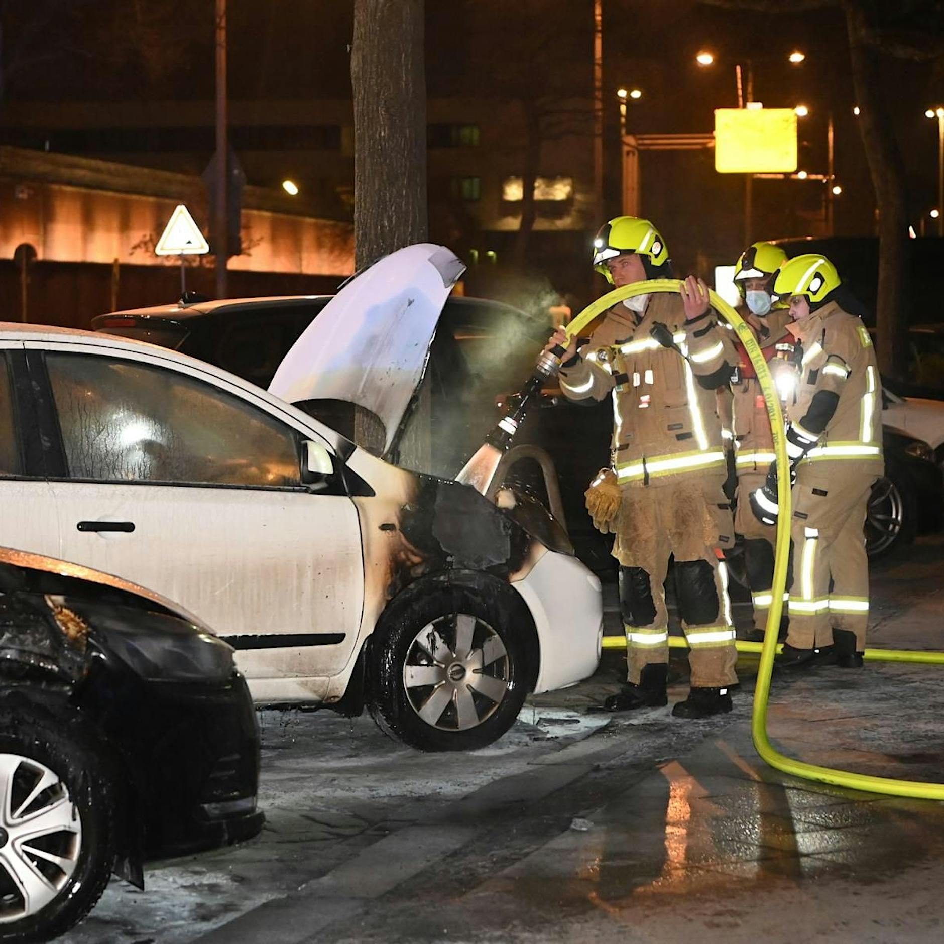 Alt-Moabit: Unbekannte sollen Auto aus Donezk in Brand gesteckt haben