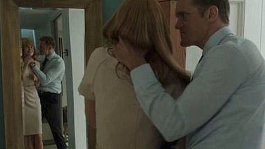 Ehemann Perry (Alexander Skarsgård): Im Fernsehen werden meist vermeintliche Einzelfallgeschichten erzählt, „Tragödien“ und „Ehedramen“.