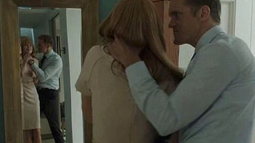 Ehemann Perry (Alexander Skarsgård): Im Fernsehen werden meist vermeintliche Einzelfallgeschichten erzählt, „Tragödien“ und „Ehedramen“.