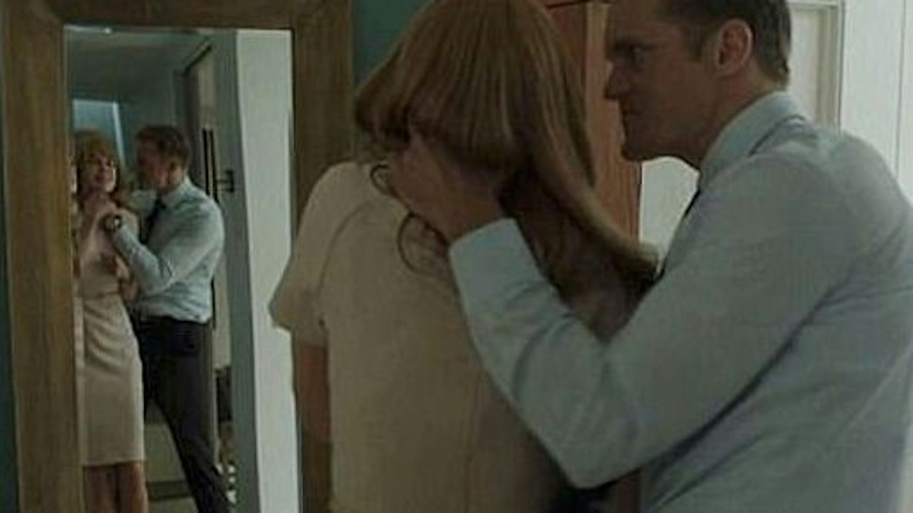 Ehemann Perry (Alexander Skarsgård): Im Fernsehen werden meist vermeintliche Einzelfallgeschichten erzählt, „Tragödien“ und „Ehedramen“.