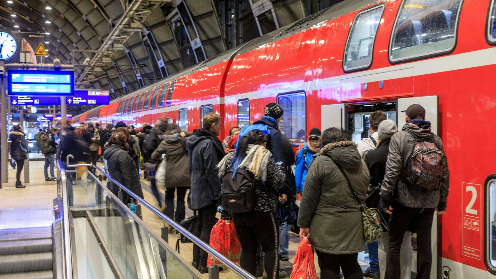 Schon heute ist der Andrang groß. Ein Regionalexpresszug hält im Bahnhof Alexanderplatz.