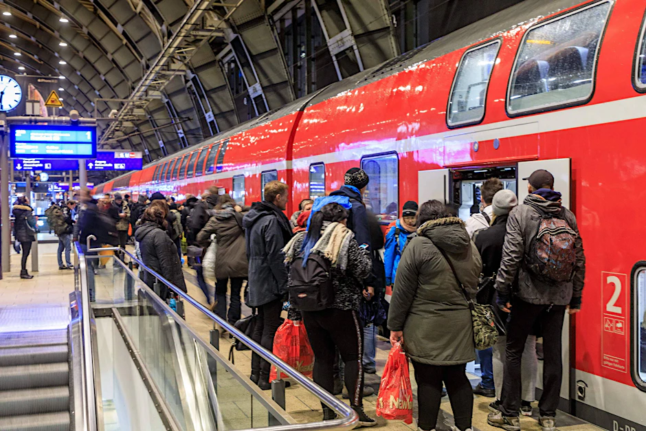 Schon heute ist der Andrang groß. Ein Regionalexpresszug hält im Bahnhof Alexanderplatz.