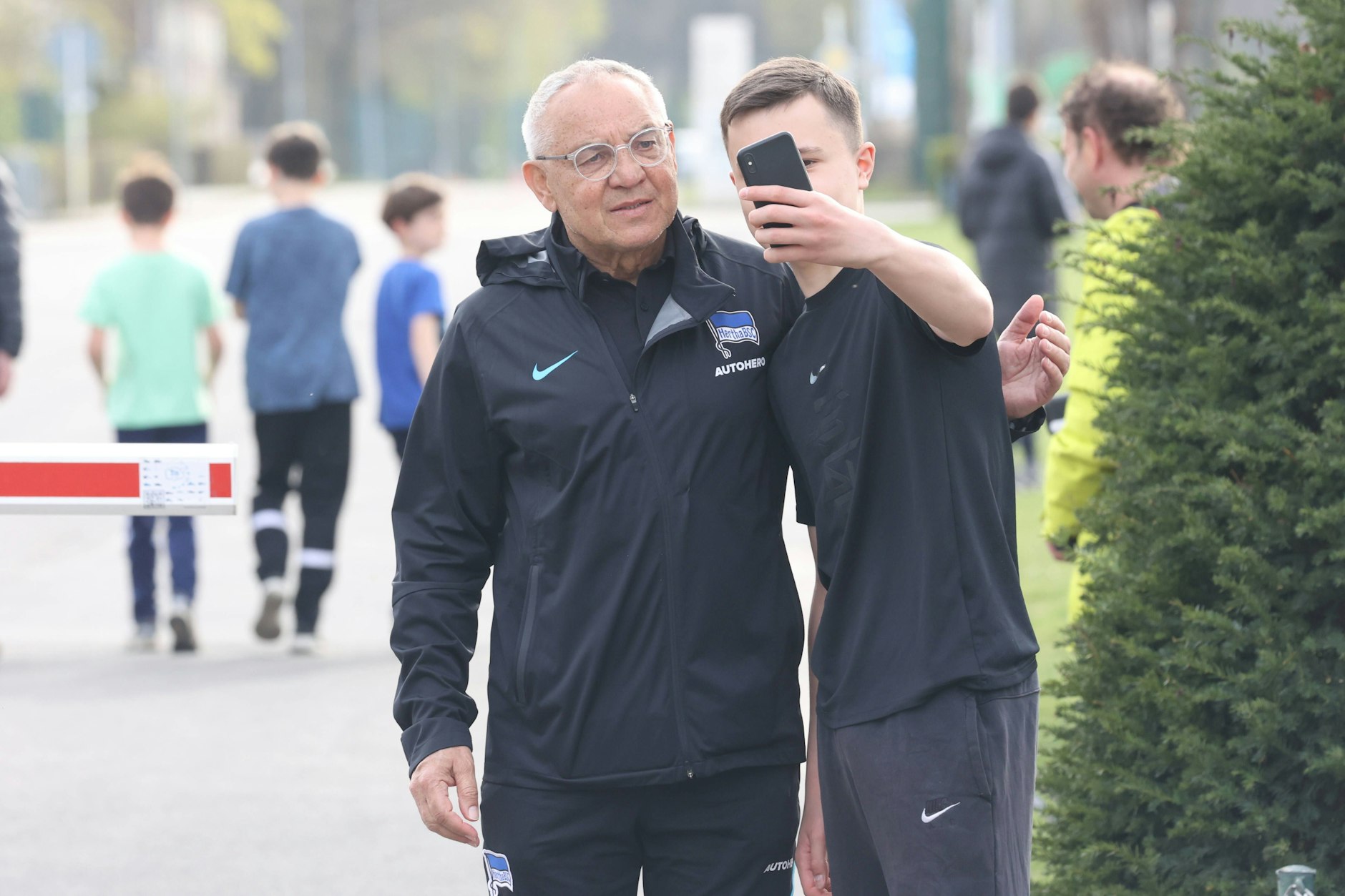 Hertha-Trainer Felix gibt sich immer volksnah und macht Fotos mit den Fans.