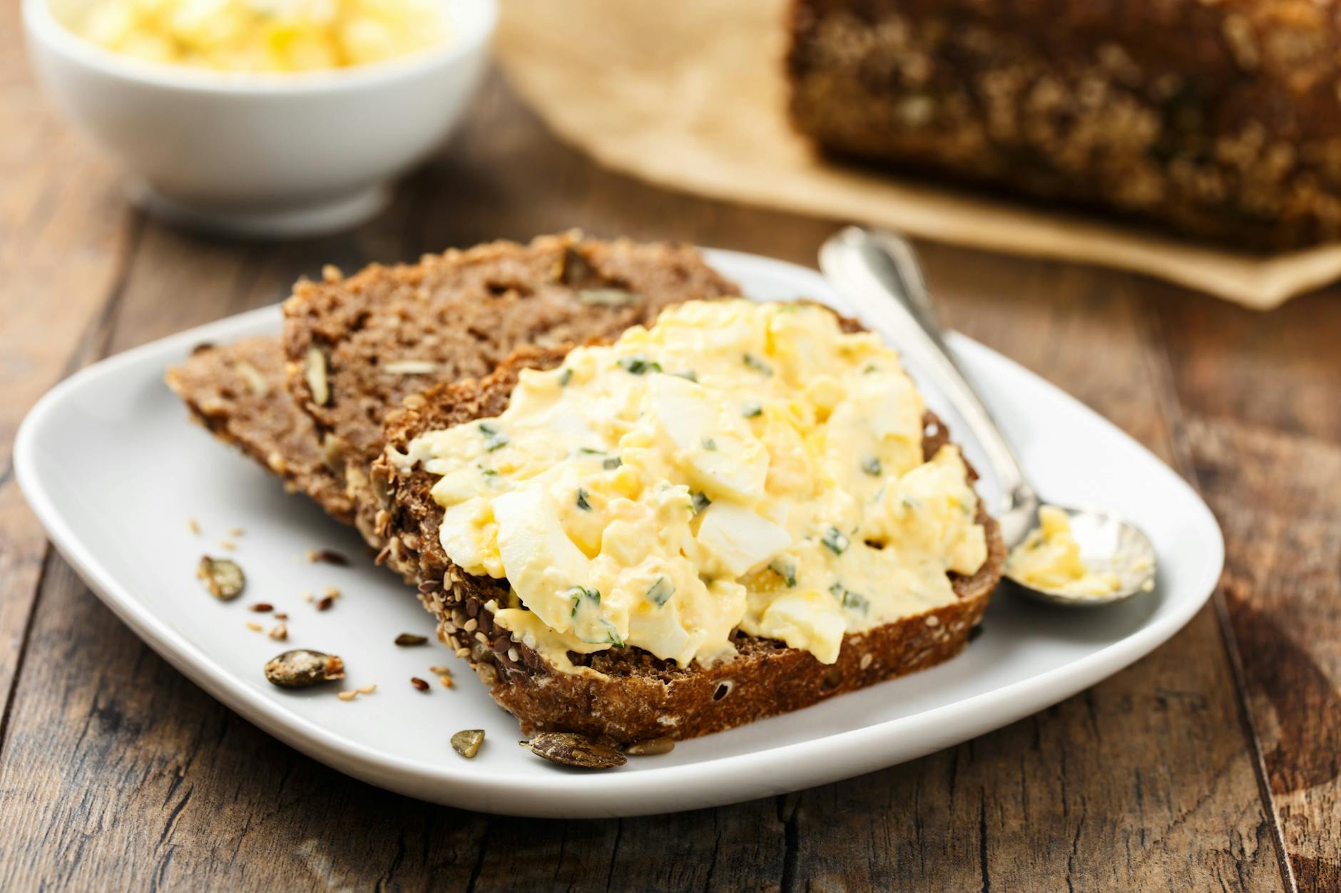 Veganer Eiersalat kommt komplett ohne tierische Produkte aus und schmeckt einfach himmlisch.