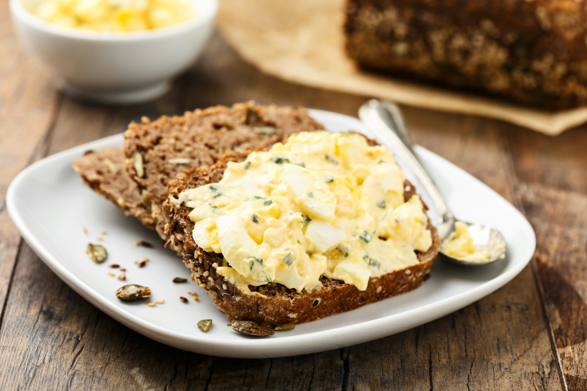 Veganer Eiersalat kommt komplett ohne tierische Produkte aus und schmeckt einfach himmlisch.