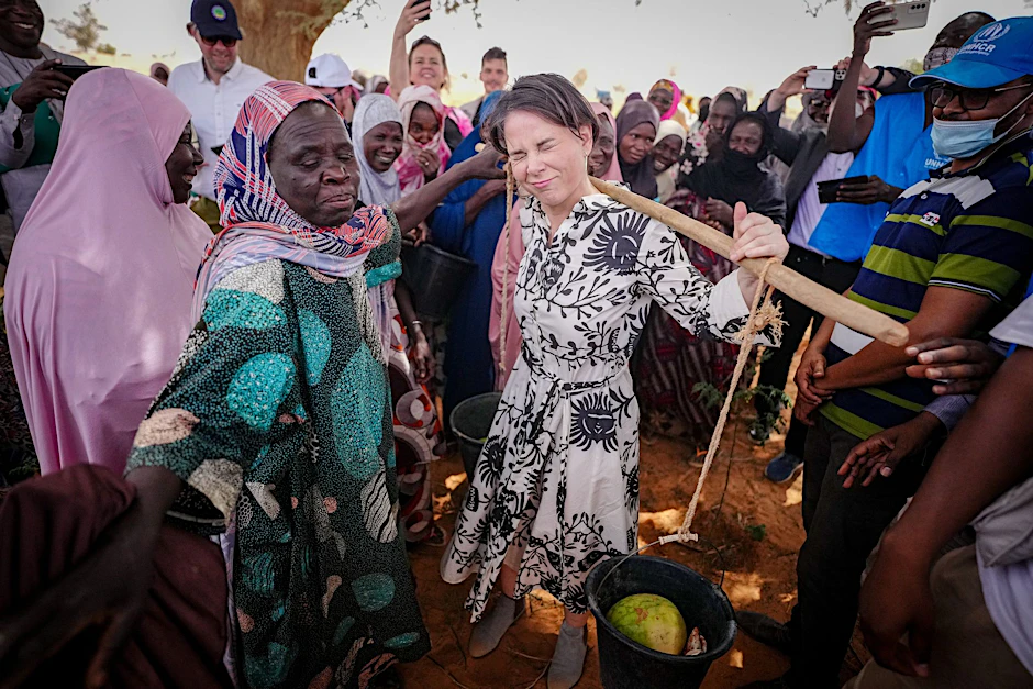 Bundesaußenministerin Annalena Baerbock ließ sich in Niger zeigen, welche Lasten Frauen bei der Hitze tragen müssen.