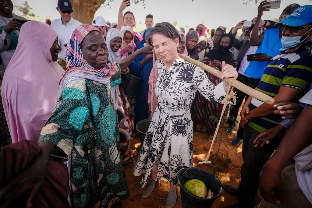 Außenministerin packt’s an: Warum muss hier Annalena Baerbock Melonen schleppen?