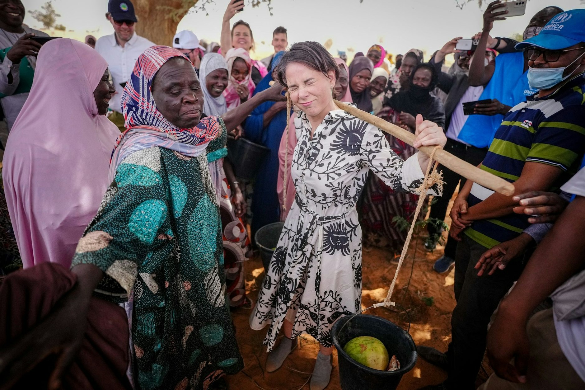 Bundesaußenministerin Annalena Baerbock ließ sich in Niger zeigen, welche Lasten Frauen bei der Hitze tragen müssen.