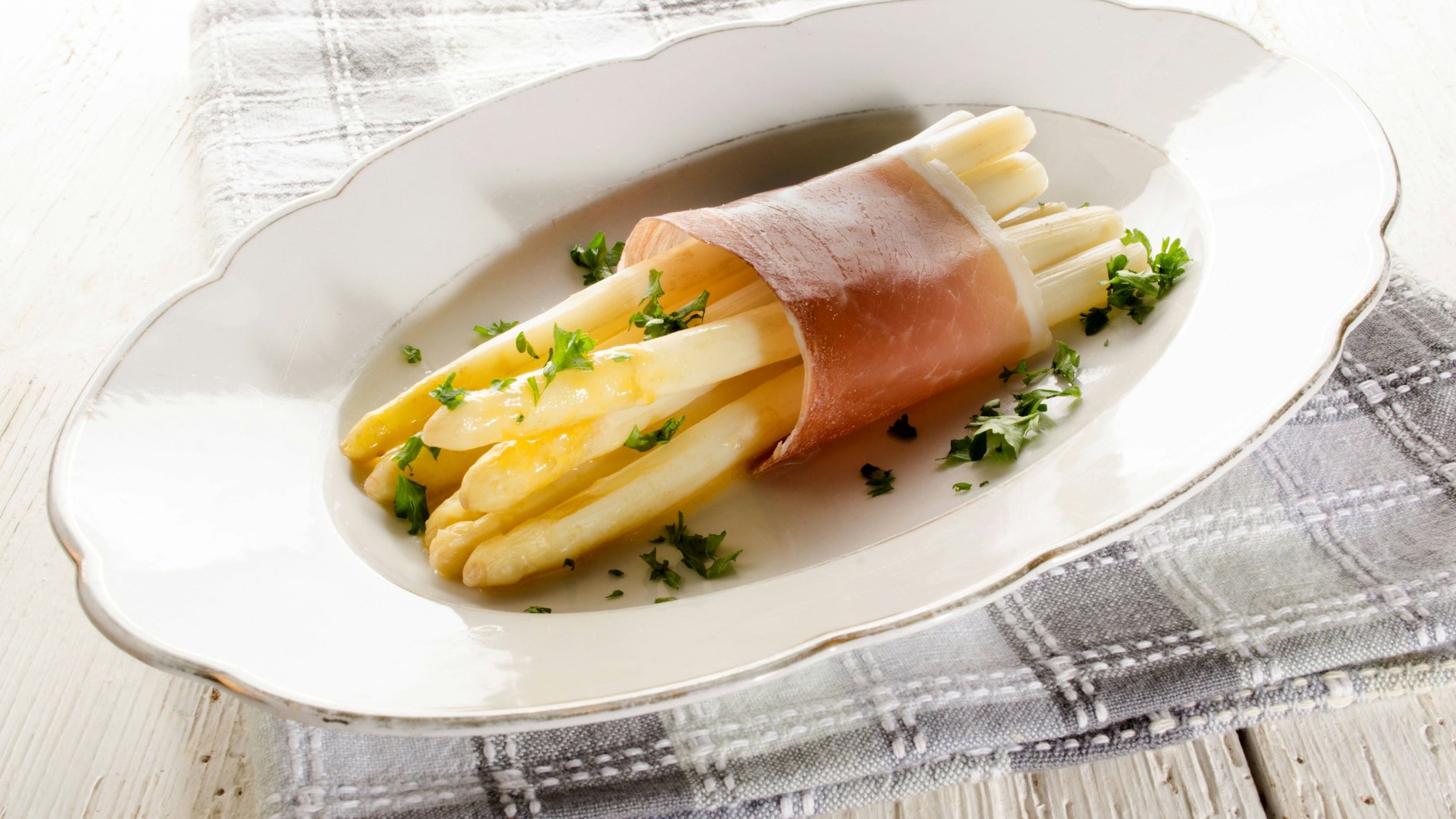 Spargel aus dem Ofen wird um Welten geschmacksintensiver, als wenn man ihn in Wasser kocht.