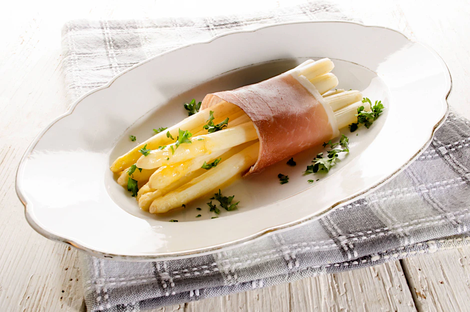 Spargel aus dem Ofen wird um Welten geschmacksintensiver als wenn man ihn in Wasser kocht.
