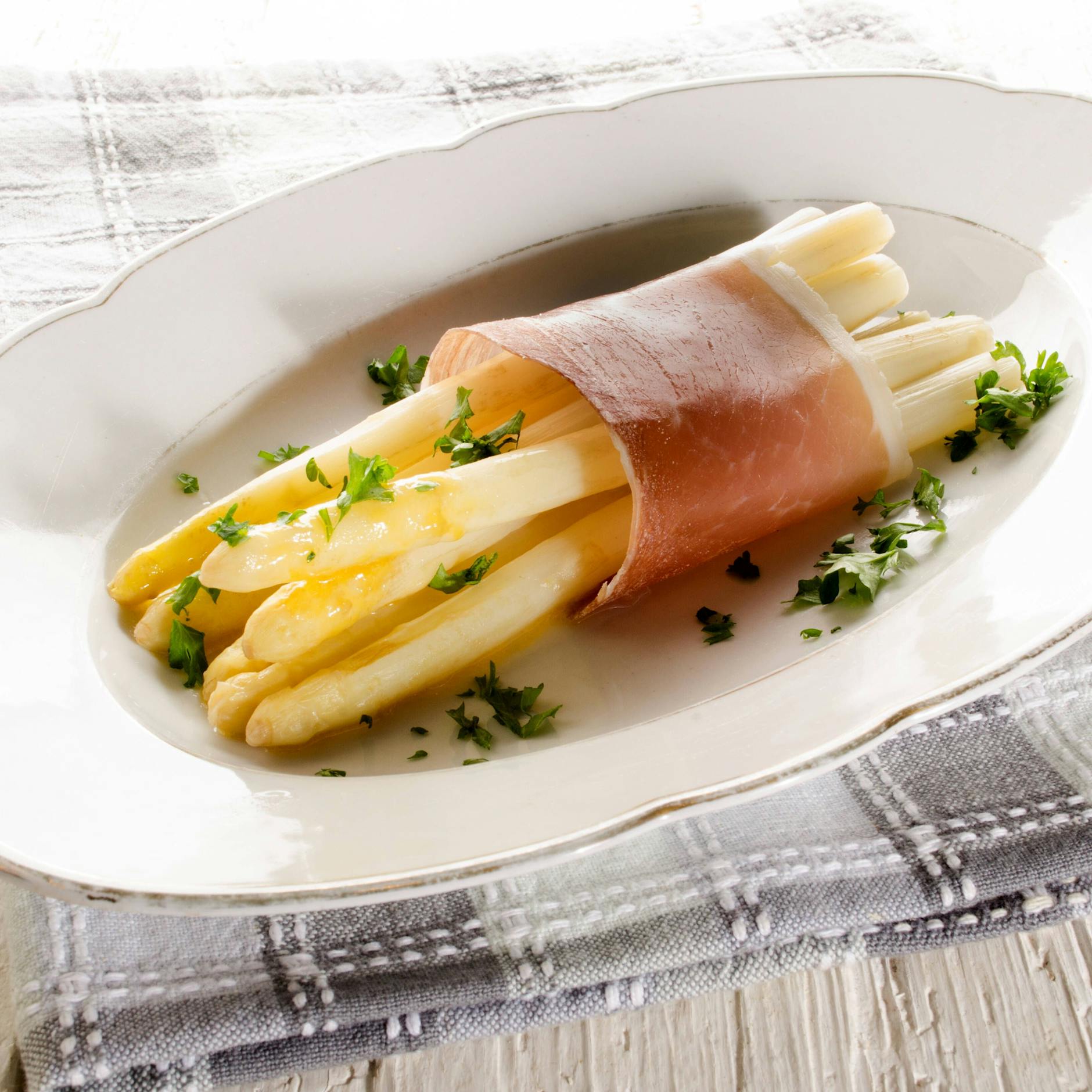 Spargel aus dem Ofen: Mit diesem einfachen Rezept von einem Sternekoch wird er perfekt