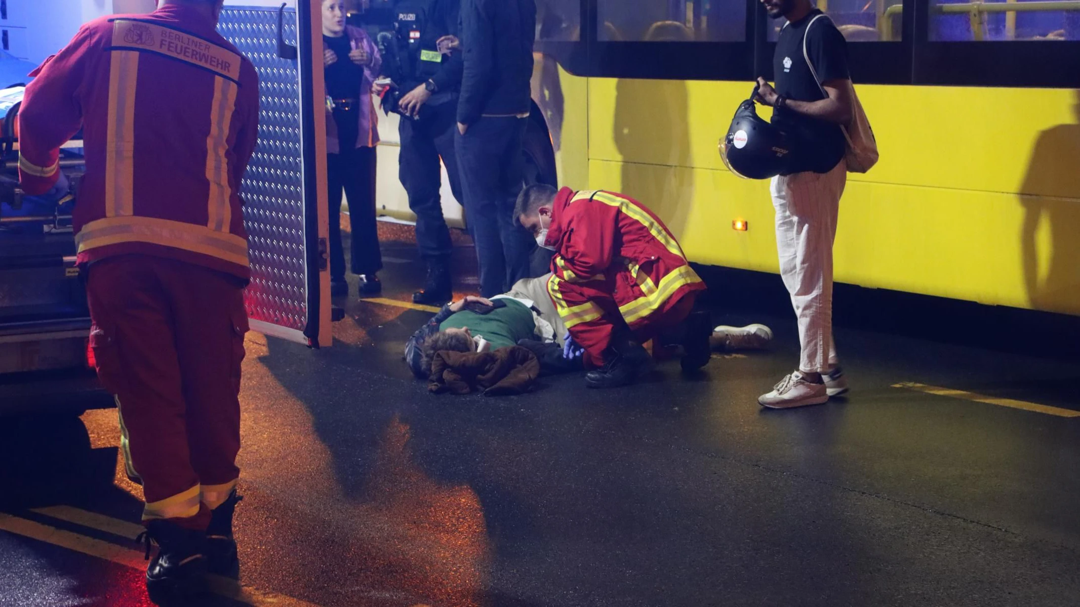 Der Rollerfahrer musste nach dem Unfall am Schlesischen Tor schwer verletzt in ein Krankenhaus gebracht werden.