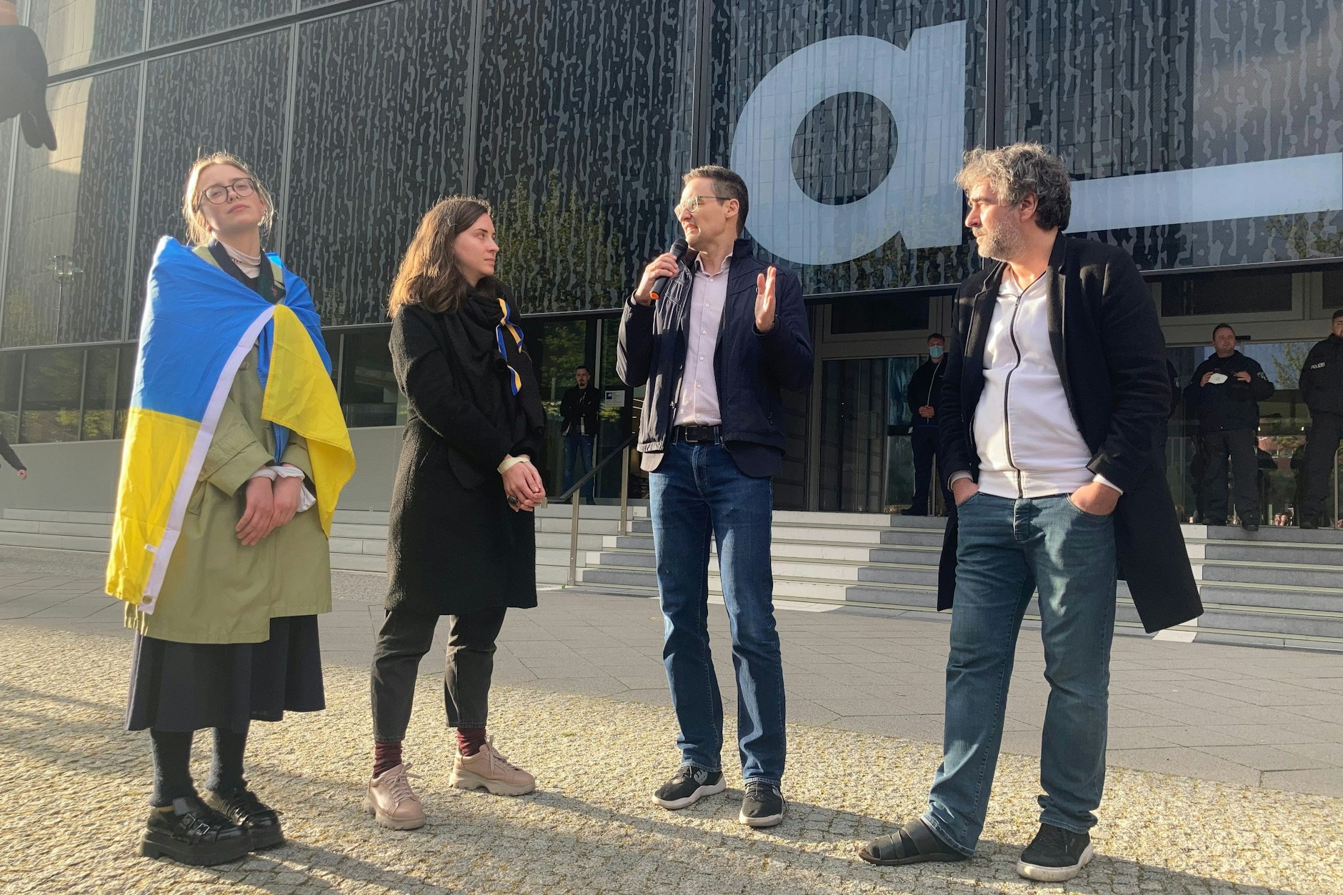 Klaus Geiger und Deniz Yücel verteidigten die Einstellung von Owsjannikowa gegen die Demonstranten.