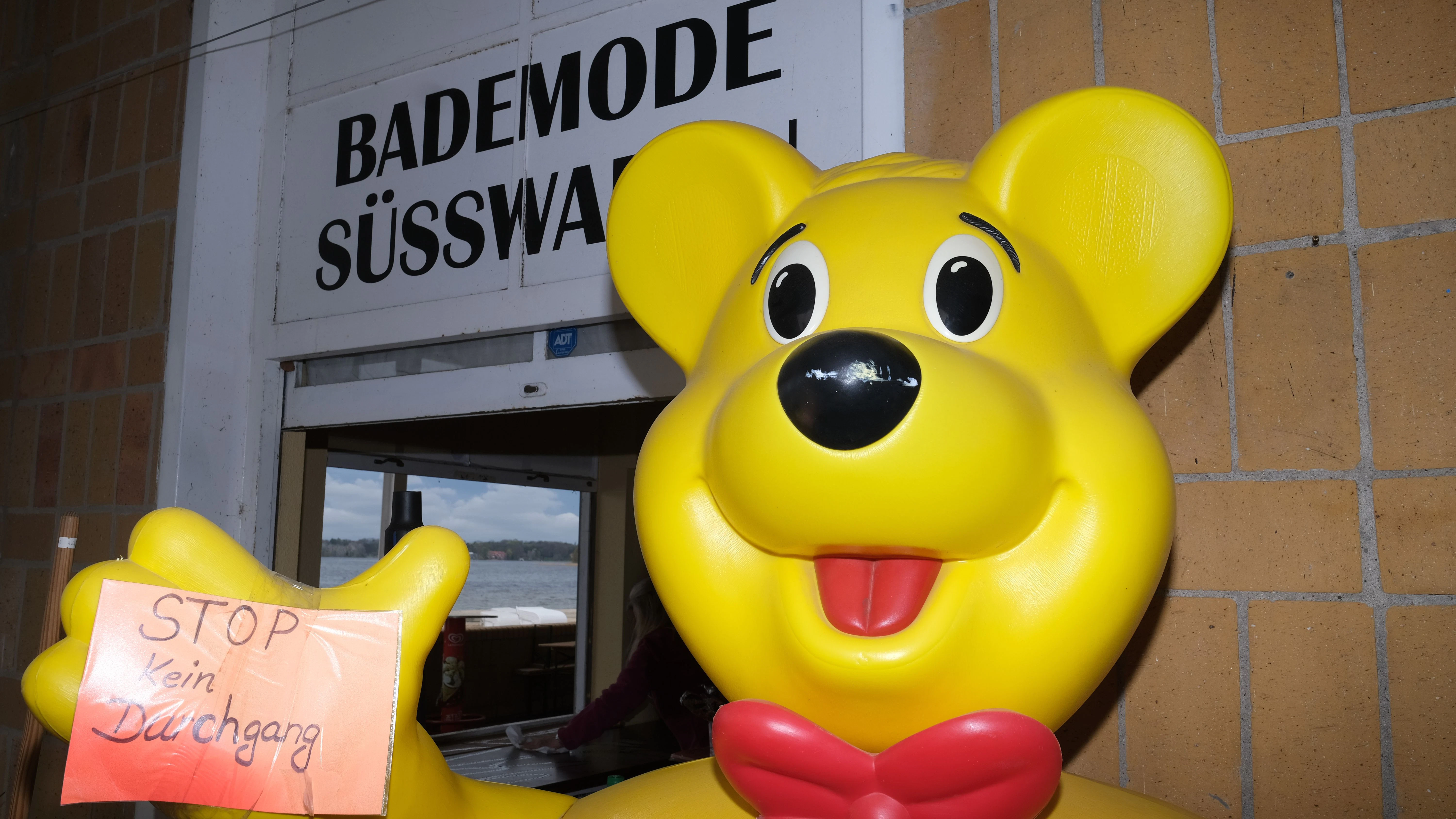Der Kiosk im Strandbad Wannsee&nbsp; ist geöffnet und für Kinder werden kleine Geschenke versteckt.