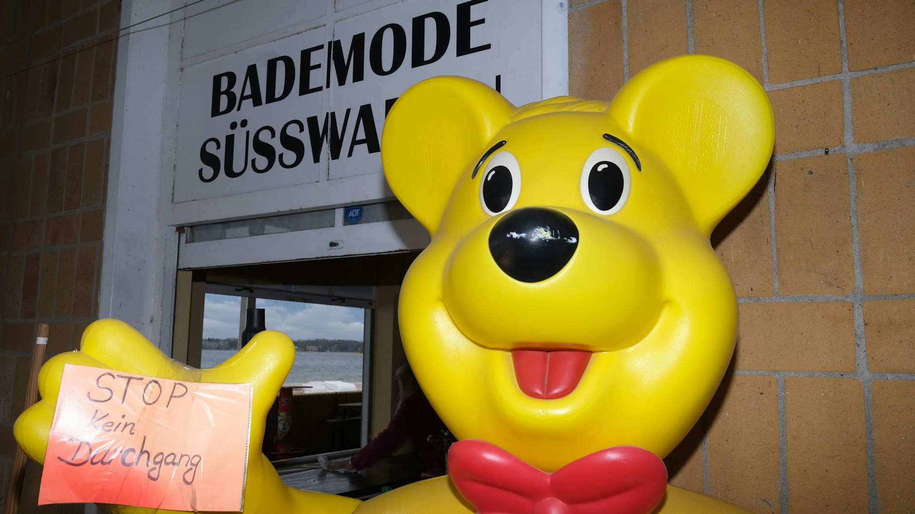Der Kiosk im Strandbad Wannsee&nbsp; ist geöffnet und für Kinder werden kleine Geschenke versteckt.