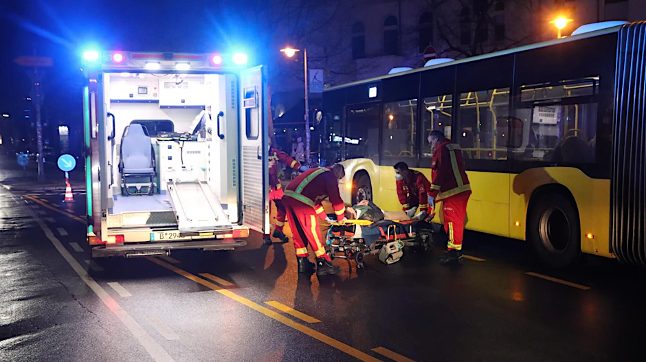 Am Schlesischen Tor krachte ein Roller-Fahrer in einen Linienbus der BVG.