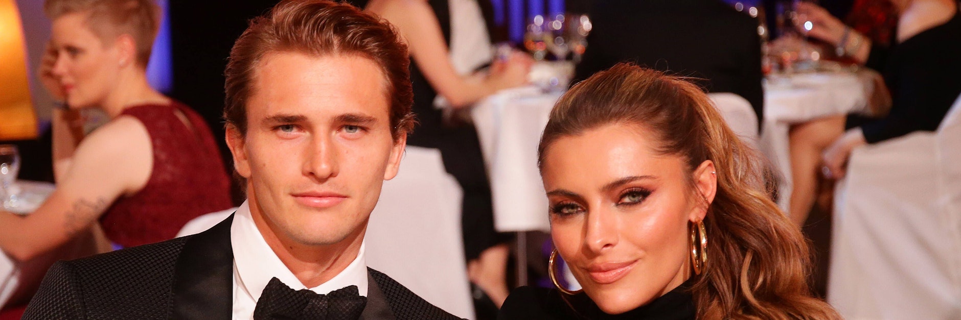 Tennis-Star Alexander Zverev gelobt, sich besser zu benehmen, auch weil Freundin Sophia Thomalla ihm Halt gibt.