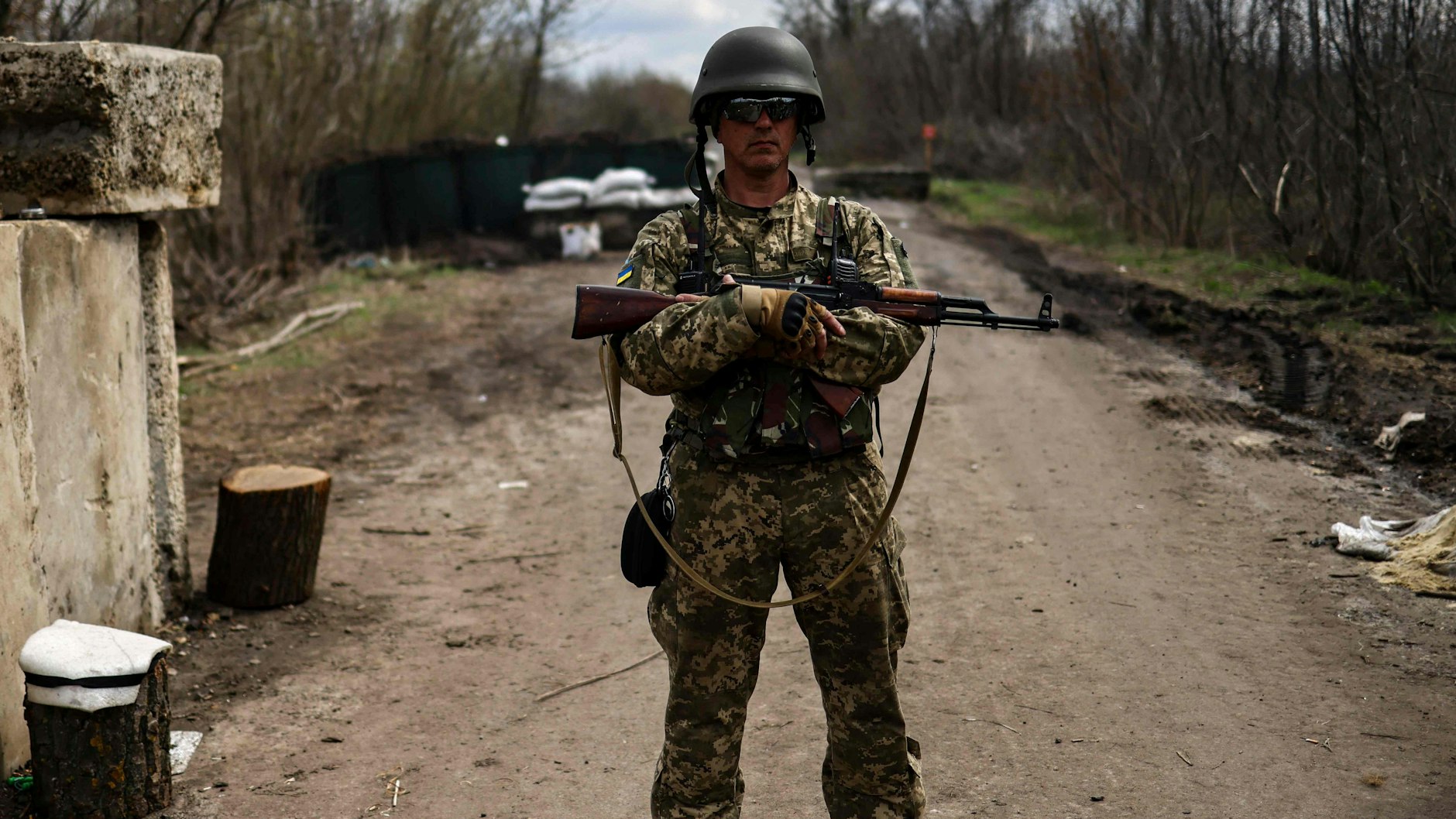 Ukrainischer Soldat an einem Checkpoint in der Ostukraine.