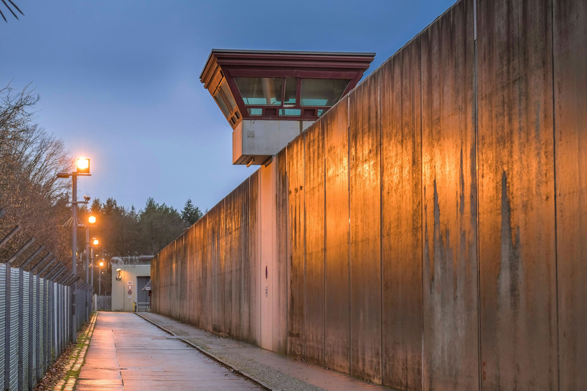 Die JVA Tegel. Der Gesuchte hatte Ausgang aus der Justizvollzugsanstalt. Er kehrte nicht zurück.