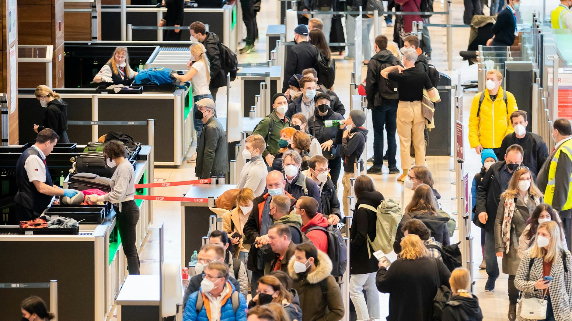 Schönefeld: Passagiere stehen am Karfreitag am Flughafen Berlin Brandenburg "Willy Brandt" (BER) vor der Sicherheitskontrolle Schlange.