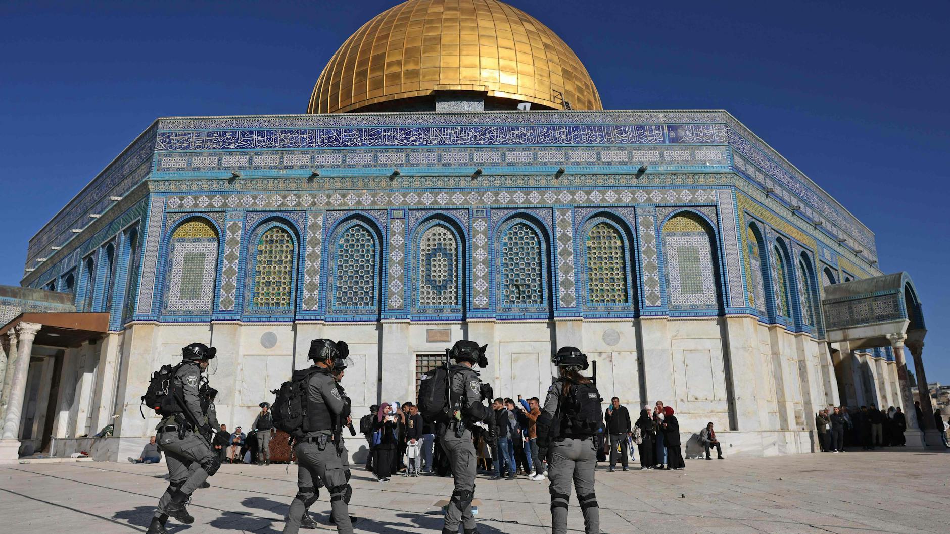 Israelische Soldaten auf dem Tempelberg am Felsendom.