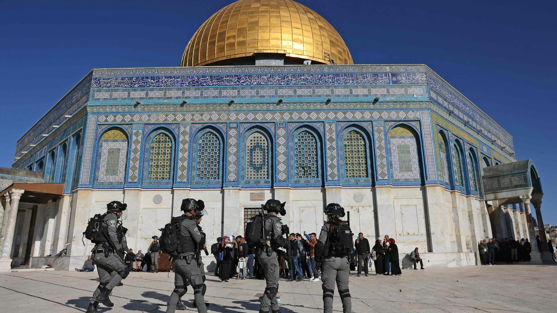 Israelische Soldaten auf dem Tempelberg am Felsendom.