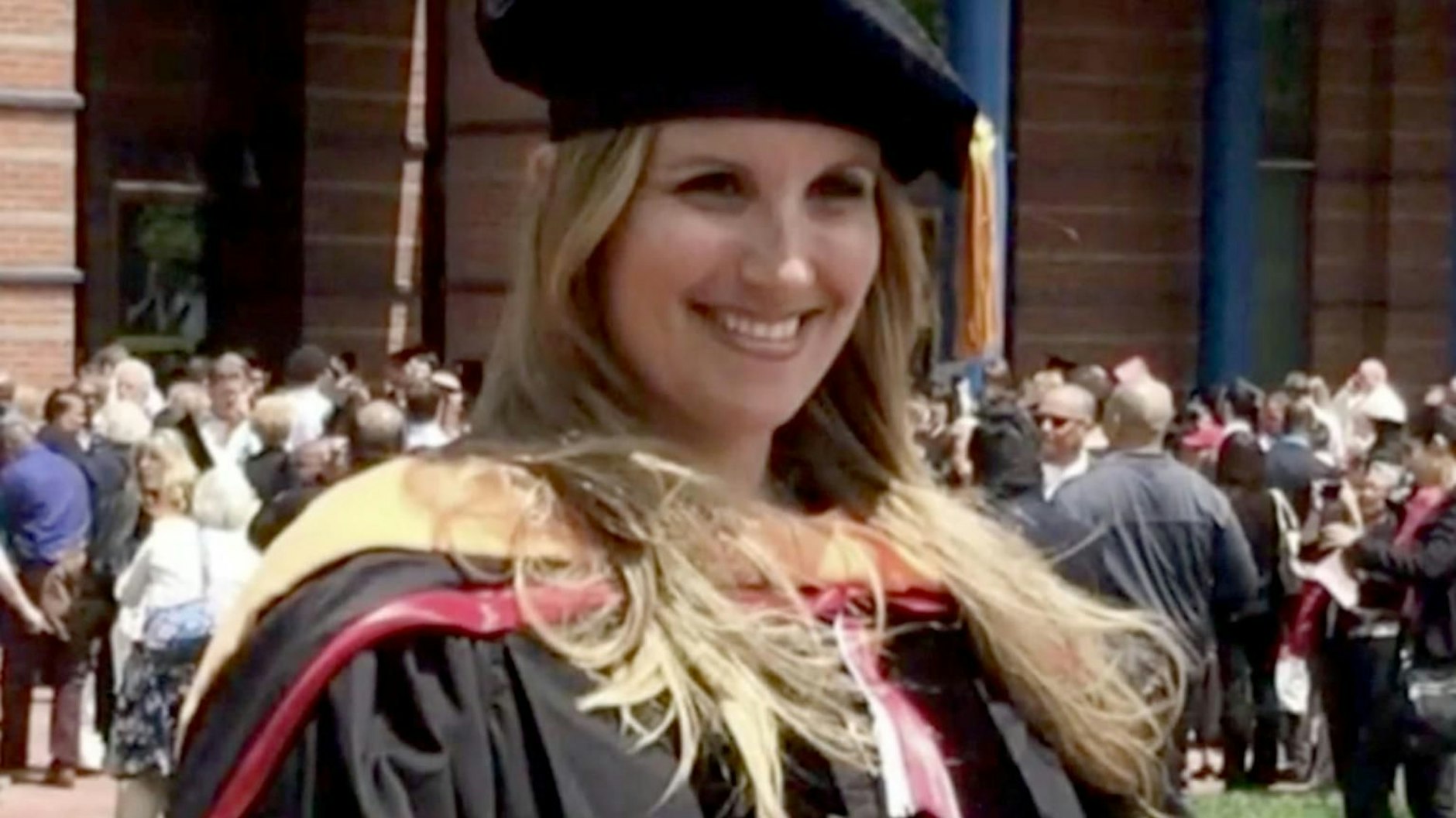 Al Lupiano versprach seiner Schwester Angela DeCillis auf ihrem Sterbebett, dass er der Ursache für den offensichtlichen Krebscluster an der Colonia High auf den Grund gehen würde.