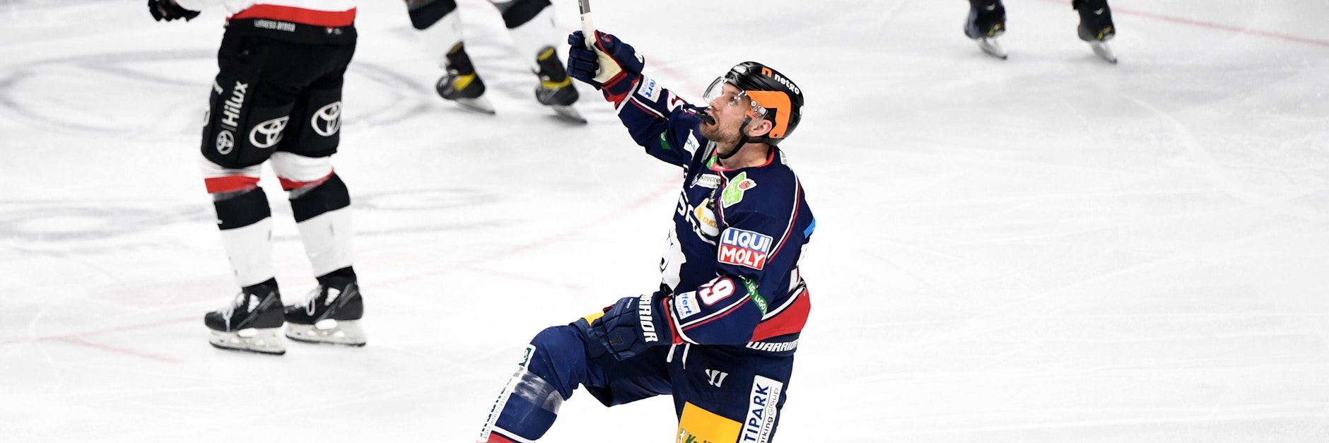 Eisbär Zach Boychuk machte gegen Köln zwei Buden und feierte seine Tore ausgelassen.