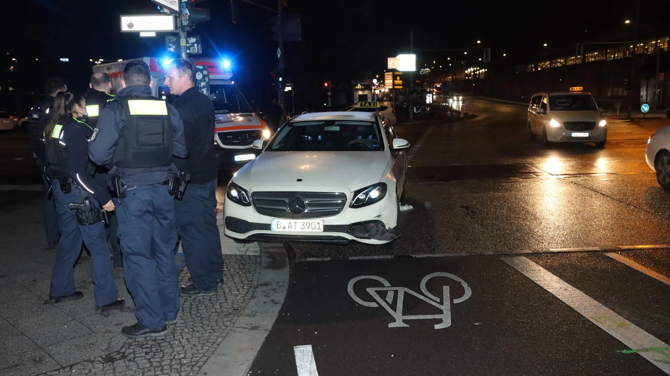 An der Oberbaumbrücke stieß ein Motorrad-Fahrer mit einem Taxi zusammen.