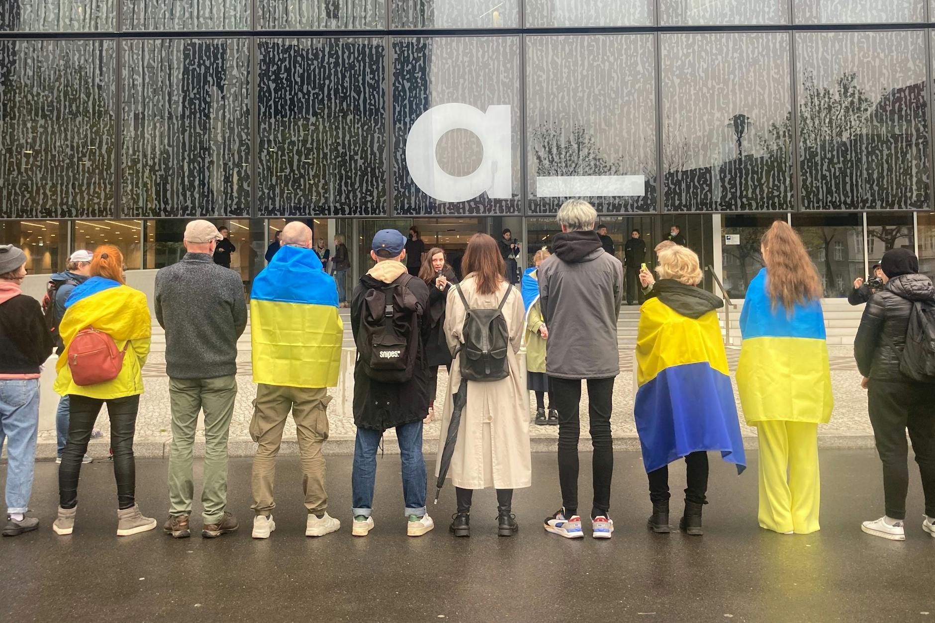 Mitglieder der ukrainischen Community in Berlin demonstrieren am 14. April vor dem Axel Springer-Verlag gegen die Einstellung der russischen Fernsehjournalistin Marina Owsjannikowa als Kolumnistin.