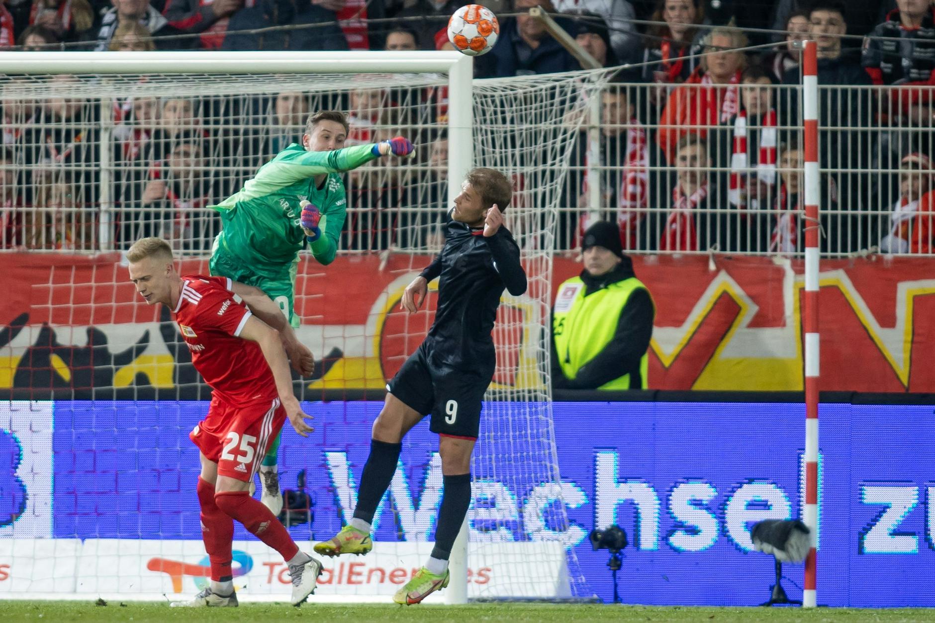 Unions Torsteher Frederik Rönnow boxt sich bei den Eisernen gerade so richtig durch!