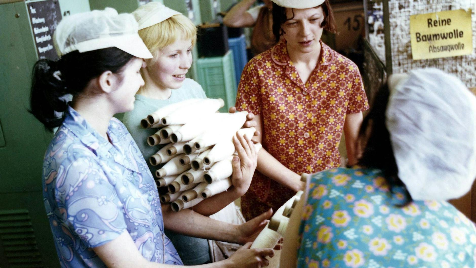 Keine Hausfrauen: Mitarbeiterinnen im VEB Lautex Ebersbach, 1973.
